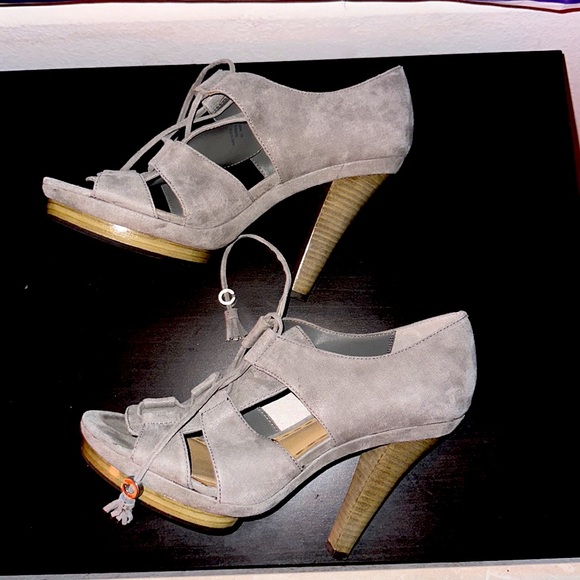 Like New Coach Teagan Gray Suede Peep Toe Platform Heels RARE SIZE - Picture 2 of 5
